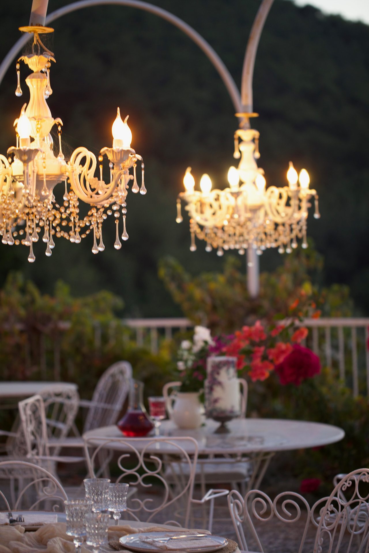 Outdoor tables and chandeliers set for a team evening at Chef’s Atolye